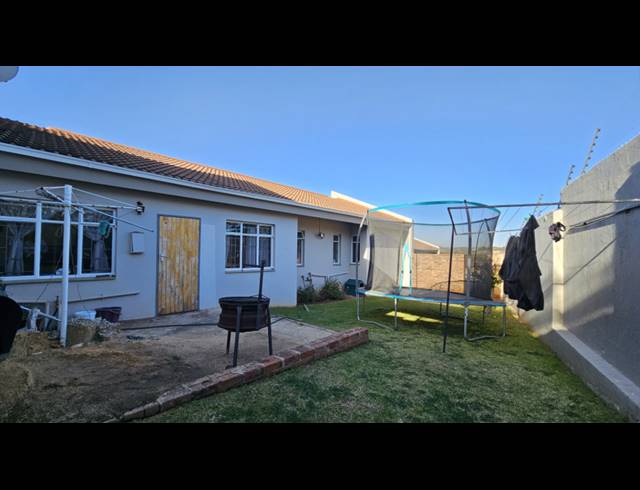 3 BEDROOM TOWNHOUSE FOR SALE IN MORELETA PARK